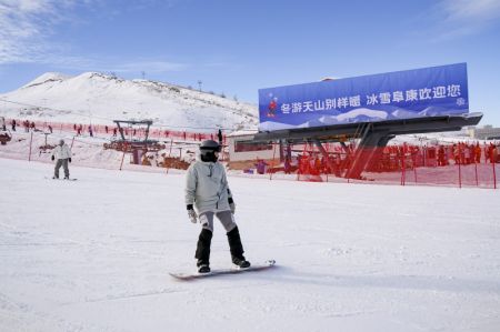 (miniature) Des touristes skient dans un centre de ski de la ville de Fukang