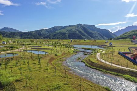(miniature) Photo aérienne montrant une passe à poissons reproduisant les conditions naturelles du barrage auxiliaire de la rivière Nanmu du projet de conservation de l'eau des gorges de Dateng à Guiping