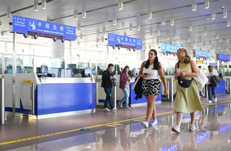 (miniature) Des touristes étrangers se préparent à faire du tourisme après avoir rempli les formalitées de sorties et d'entrées dans la municipalité de Tianjin