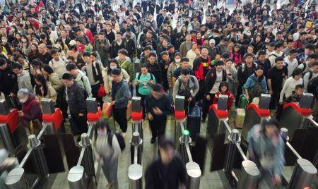 (miniature) Photo de passagers passant les barrières de contrôles des billets dans la gare de l'Est de Hengyang