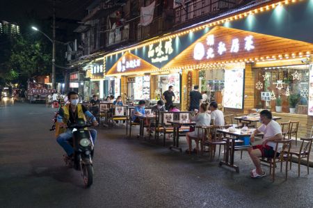 (miniature) Des gens visitent un marché de nuit à Wuhan