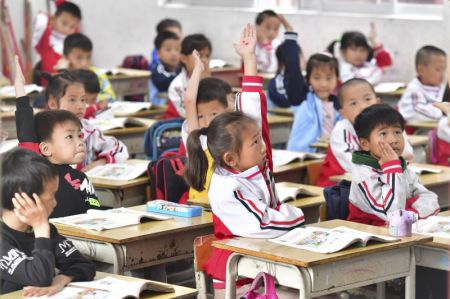(miniature) Des enfants suivent un cours dans une classe à l'école primaire Sanzhiyang