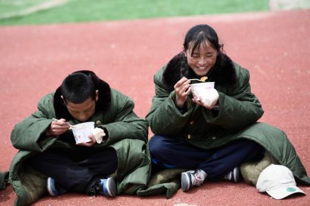 (miniature) Curmey Drolma (à droite) et son camarade de classe déjeunent à l'école au district de Maduo de la préfecture autonome tibétaine de Golog