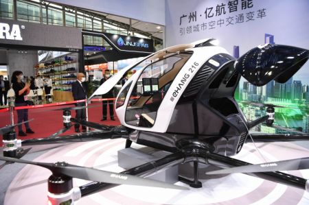 (miniature) Un drone est exposé lors de la 130e session de la Foire d'importation et d'exportation de Chine
