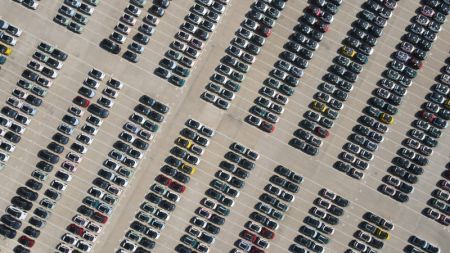 (miniature) Photo aérienne prise le 12 octobre 2022 de véhicules à énergie nouvelle dans une usine du constructeur automobile Chery Holding Group Co