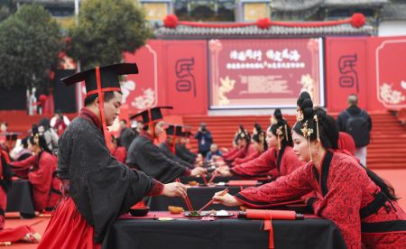 (miniature) Des couples vêtus de costumes traditionnels participent à un mariage collectif dans l'arrondissement de Tongnan à Chongqing
