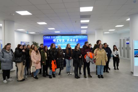 (miniature) Des professeurs et des étudiants du département des études chinoises de l'Université Lorand Eotvos visitent le laboratoire de produits du chemin de fer Hongrie-Serbie à Budapest en Hongrie