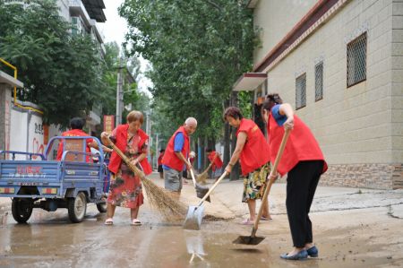 (miniature) Des bénévoles nettoient une rue dans le bourg de Diaowo à Zhuozhou