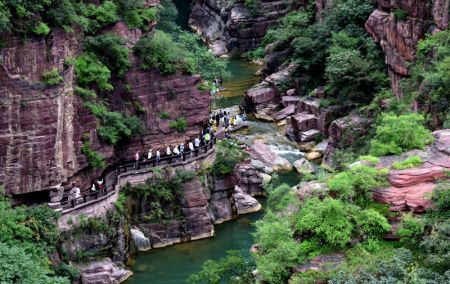 (miniature) Des touristes visitent le site touristique du mont Yuntai