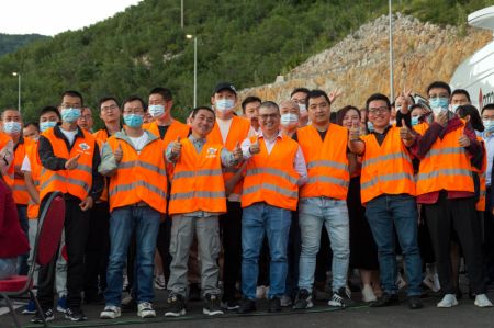 (miniature) Des membres de la China Road and Bridge Corporation participent à la cérémonie d'inauguration d'un tronçon de l'aurotoute Bar-Baljare construite par cette entreprise chinoise à Podgorica