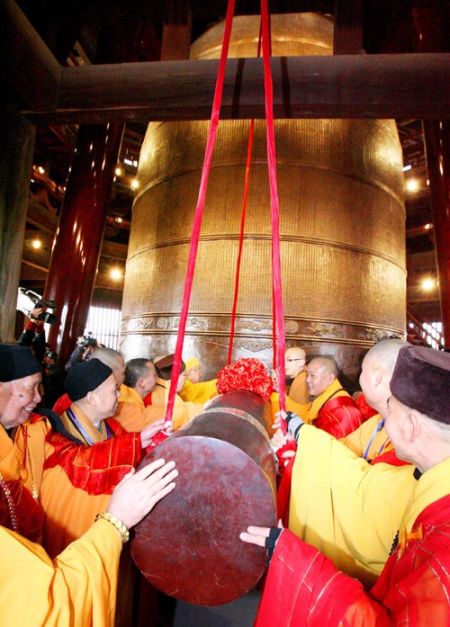 (miniature) CLoche bouddhiste la plus grande du monde
