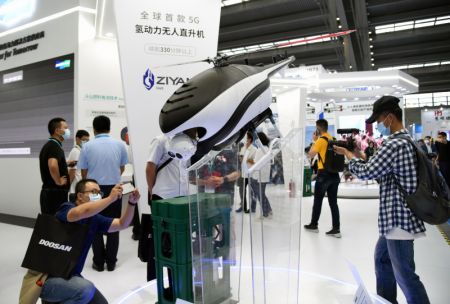 (miniature) Des visiteurs lors du 5e Salon international de drones à Shenzhen