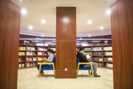 (miniature) Des gens lisent des livres à la librairie Zall à Wuhan
