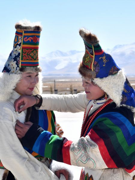 (miniature) Des villageoises portant des costumes traditionnels célèbrent le Nouvel An tibétain