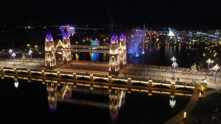 (miniature) Photo aérienne du complexe touristique de la rivière Qicai du district de Burqin