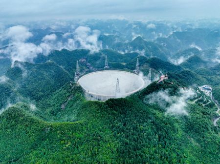 (miniature) Le radiotélescope sphérique de 500 mètres d'ouverture (Five-hundred-meter Aperture Spherical radio Telescope
