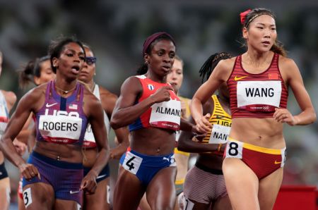 (miniature) La Chinoise Wang Chunyu (1ère à droite) lors de la demi-finale du 800m féminin aux Jeux olympiques de Tokyo 2020