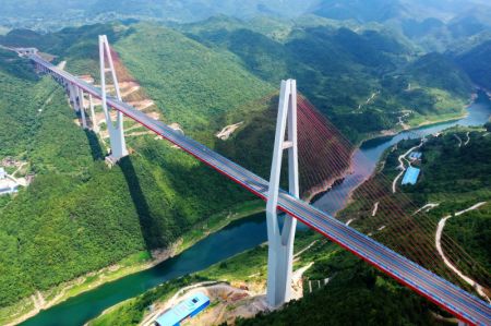 (miniature) Vue aérienne du grand pont de Xiangjiang de l'autoroute Zunyi-Yuqing