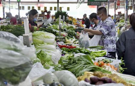 (miniature) Des clients achètent des légumes dans un marché de l'arrondissement de Chaoyang à Beijing