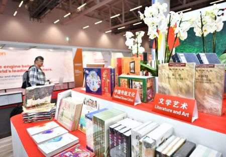 (miniature) Un visiteur passe devant la zone d'exposition de la Chine lors de la 75e Foire du livre de Francfort