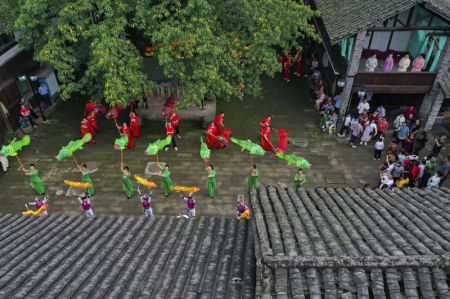 (miniature) Photo aérienne des acteurs exécutant une danse traditionnelle dans l'arrondissement de Yongchuan