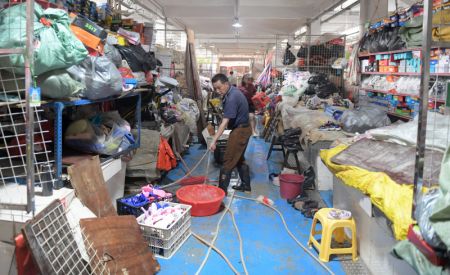 (miniature) Des habitants nettoient leurs magasins après les inondations dans le bourg de Longgui du district de Wujiang de la ville de Shaoguan