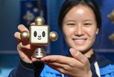 (miniature) Une volontaire présente un produit de la mascotte de l'Exposition de la chaîne d'approvisionnement internationale de Chine (China International Supply Chain Expo