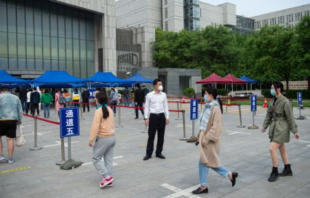 (miniature) Des habitants font la queue pour des tests d'acide nucléique dans le sous-arrondissement d'Aoyuncun de l'arrondissement de Chaoyang