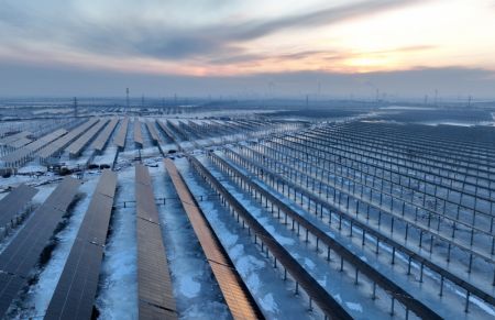 (miniature) Photo aérienne d'une centrale solaire dans la ville de Tangshan