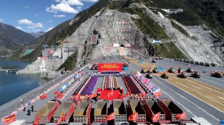 (miniature) Photo aérienne de la cérémonie d'inauguration de la centrale hydroélectrique de Lianghekou