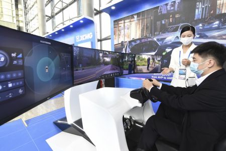 (miniature) Un visiteur essaye un système de simulation de conduite 5G sur le lieu de la deuxième Conférence mondiale des Nations unies sur le transport durable