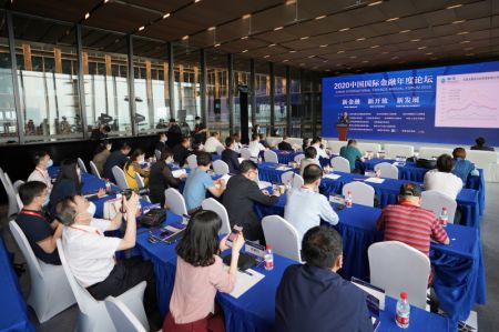 (miniature) Des gens participent au Forum annuel de la finance internationale de Chine 2020 à Beijing