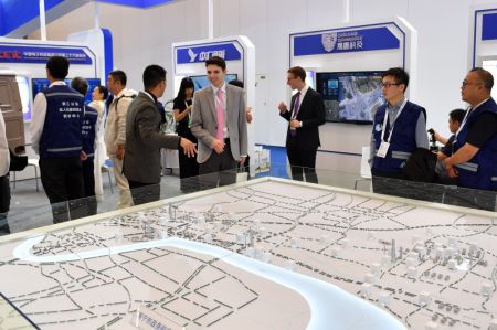(miniature) Des visiteurs découvrent une exposition au Centre de conférence international de Changsha lors de la deuxième conférence du Forum sur le développement économique et la sécurité du monde dans le cadre du Forum de Boao pour l'Asie (FBA) à Changsha