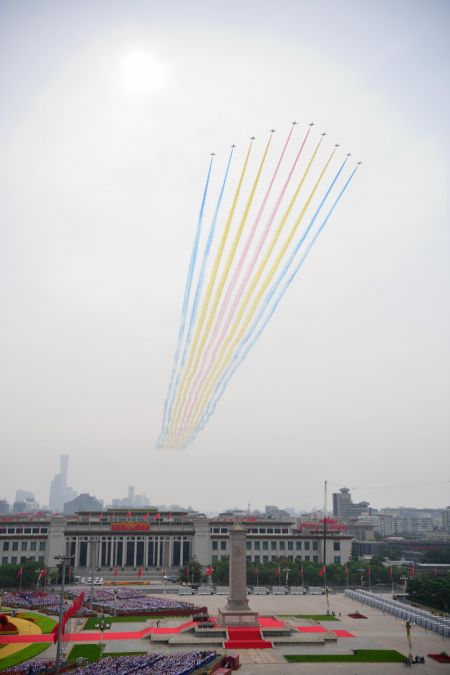 (miniature) Des avions militaires survolent la place Tian'anmen en échelons avant une cérémonie marquant le centenaire du Parti communiste chinois (PCC)