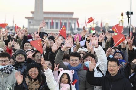 (miniature) Des personnes saluent après une grande cérémonie de lever du drapeau national sur la place Tian'anmen
