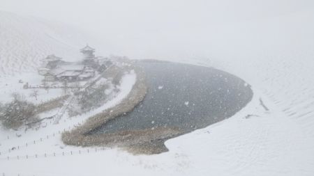 (miniature) Photo aérienne du paysage enneigé de la zone touristique de la montagne Mingsha et du lac du Croissant de Lune