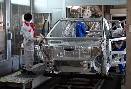 (miniature) Des travailleurs sur la chaîne de production de véhicules à énergie nouvelle dans une usine du constructeur automobile Chery Holding Group Co
