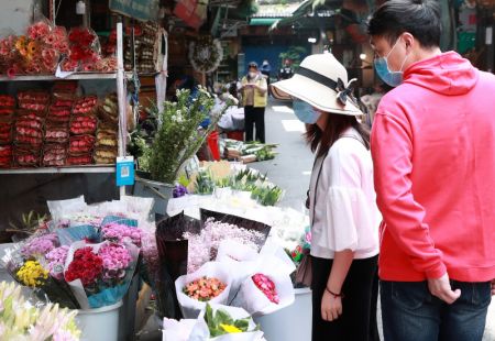 (miniature) Des gens choisissent des plantes dans un marché aux fleurs à Wuhan