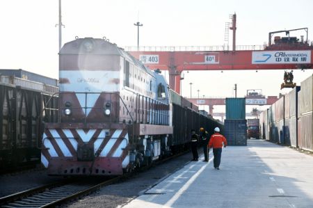 (miniature) Photo d'un train de fret dans la zone de démonstration de la coopération économique et commerciale locale Chine-OCS (Organisation de coopération de Shanghai) à Qingdao