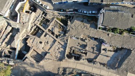 (miniature) Photo aérienne prise le 10 octobre 2022 des ruines d'un ancien quai sur le site archéologique de l'ancien port de Shuomen à Wenzhou