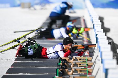 (miniature) Liu Zixu lors de l'épreuve paralympique de biathlon hommes en sprint assis des Jeux paralympiques d'hiver de Beijing 2022