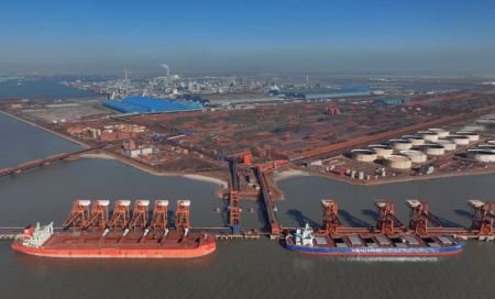 (miniature) Photo aérienne de navires déchargeant des marchandises au quai de minerai de la zone portuaire de Caofeidian du port de Tangshan