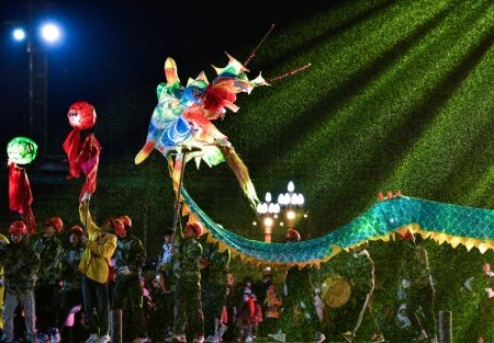 (miniature) Un spectacle de Wulong Xuhua pour célébrer la fête des lanternes dans le district de Taijiang