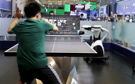 (miniature) Un visiteur joue au tennis de table avec un robot à ChinaJoy 2020 à Shanghai