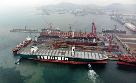 (miniature) Photo du porte-conteneurs Ever Given amarré au quai de réparation de Qingdao Beihai Shipbuilding Heavy Industry Co