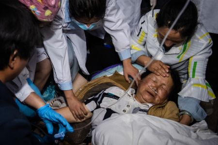 (miniature) Des professionnels de santé s'occupent d'une survivante à Yangbi
