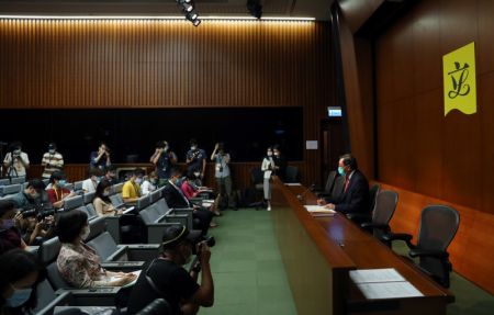 (miniature) Le président du Conseil législatif de la Région administrative spéciale (RAS) de Hong Kong Andrew Leung participe à une conférence de presse à l'issue d'une session de l'organe législatif à Hong Kong