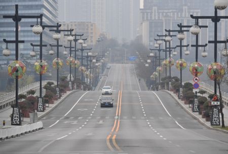 (miniature) De rares voitures circulent sur une route du nouvel arrondissement de Qujiang à Xi'an