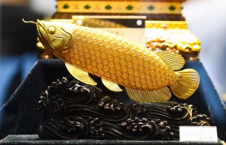 (miniature) Un objet décoratif en forme de poisson présenté lors de la première Exposition internationale des produits de consommation de Chine