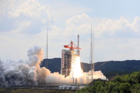 (miniature) Une version modifiée de la fusée porteuse Longue Marche-6 portant le satellite Yaogan-40 décolle depuis le centre de lancement de satellites de Taiyuan
